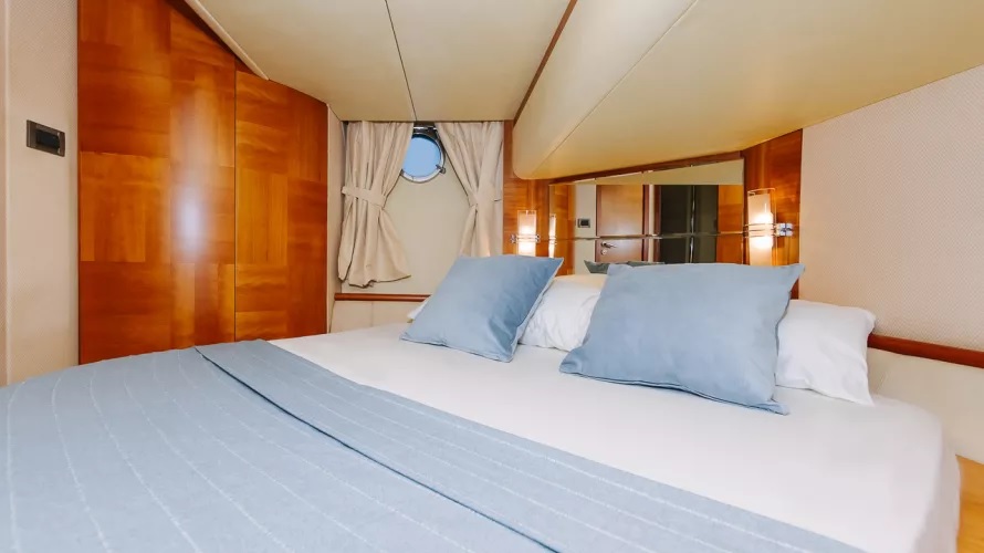 Azimut 50 Candy Yacht Charter 17