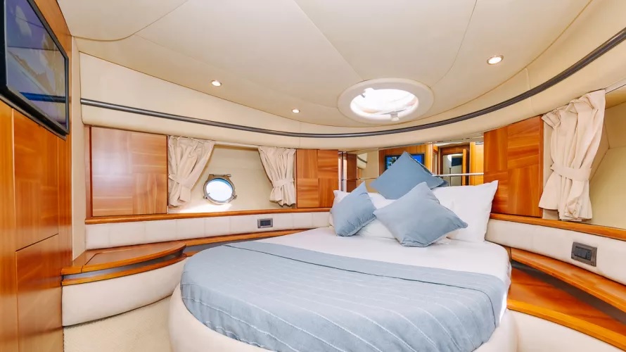 Azimut 50 Candy Yacht Charter 18