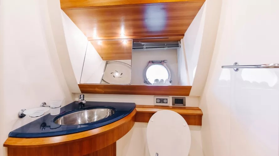 Azimut 50 Candy Yacht Charter 19