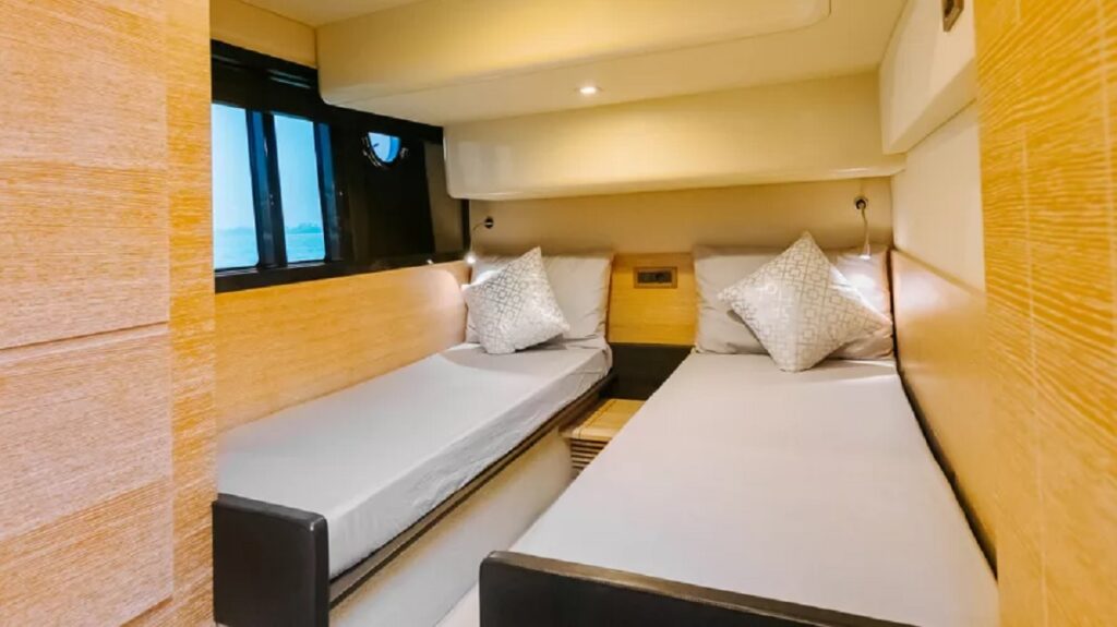 Azimut No regrets 48ft yacht charter Dubai