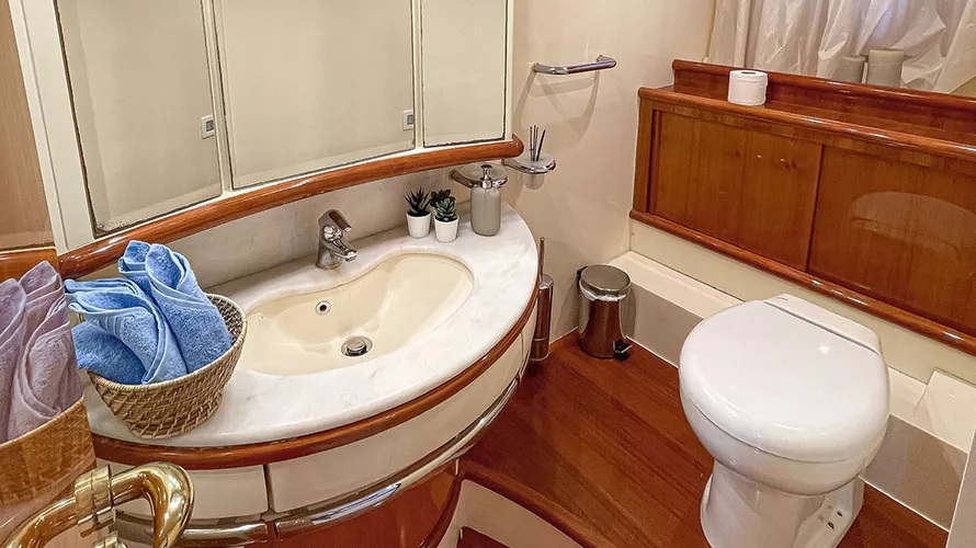 Azimut 62 Lucky Star 8