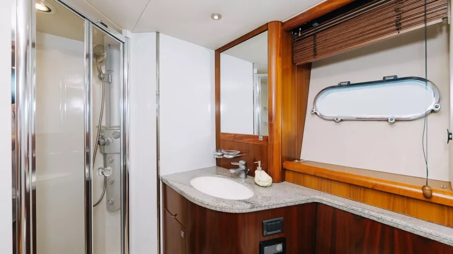 Sunseeker 82ft Why Not yacht charter Dubai 10