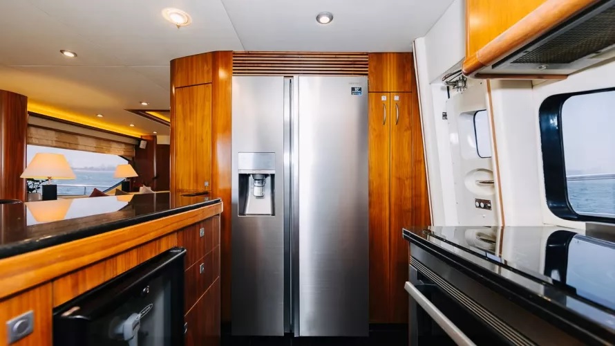 Sunseeker 82ft Why Not yacht charter Dubai 11