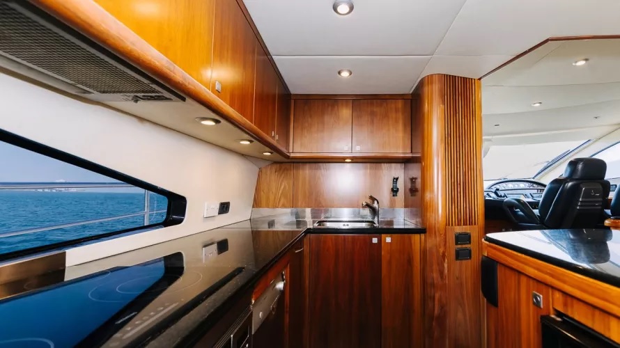 Sunseeker 82ft Why Not yacht charter Dubai 15