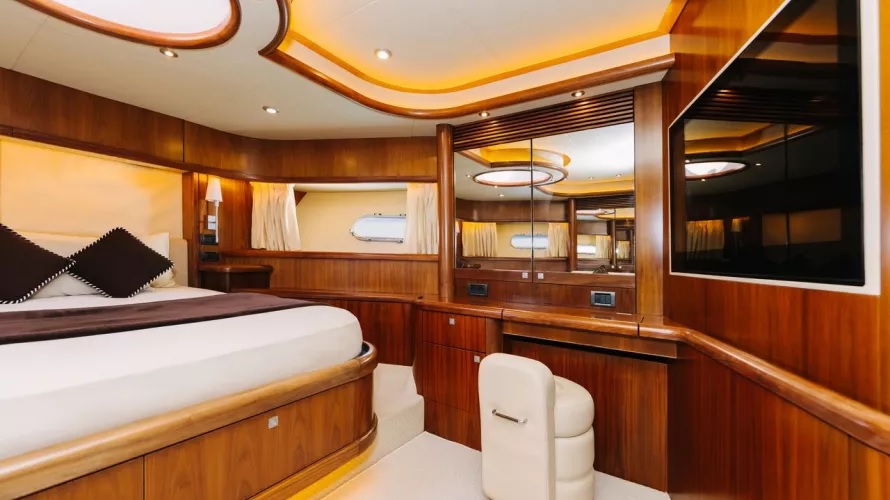 Sunseeker 82ft Why Not yacht charter Dubai 7