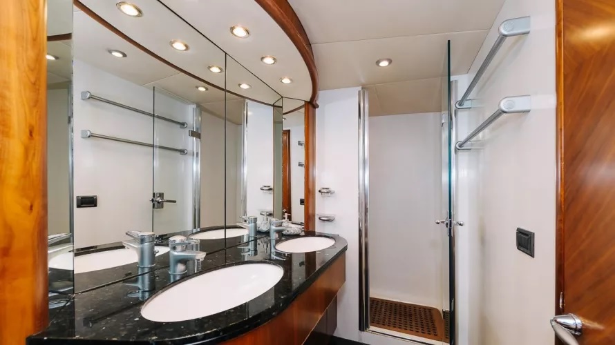 Sunseeker 82ft Why Not yacht charter Dubai 9